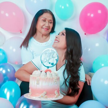 Tula Rodríguez junto a su