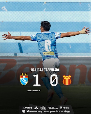 Un futbolista de camiseta azul claro con el número 8 y pantalones cortos blancos celebra con los brazos extendidos en una cancha de fútbol. Se ve un marcador digital