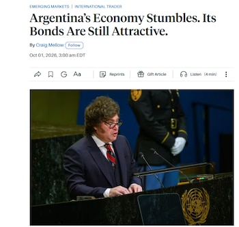 Javier Milei con traje y anteojos habla frente a un podio con el emblema de la Organización de las Naciones Unidas