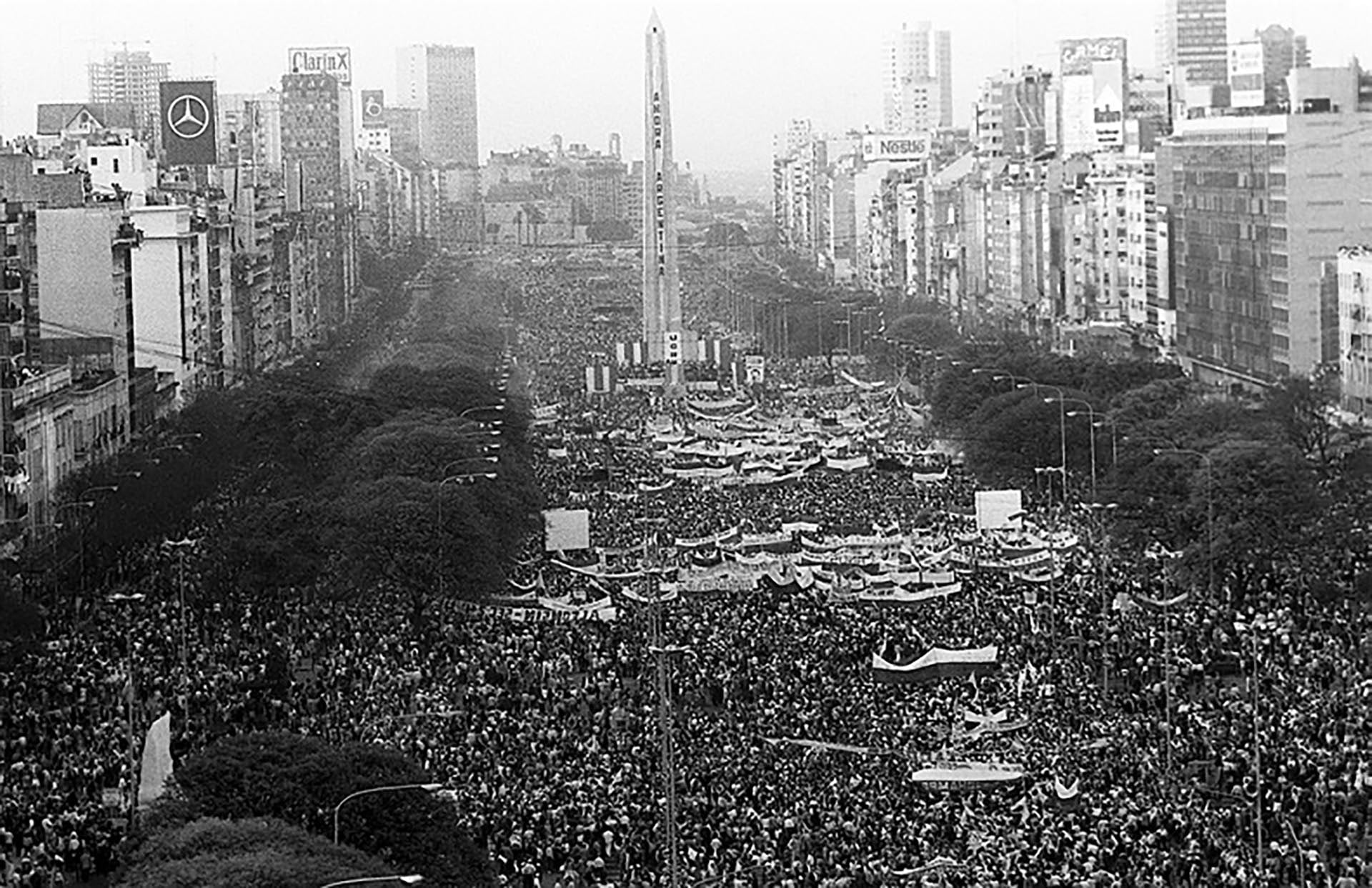 Vista de la multitud que se congregó en el Obelisco porteño para el cierre de la campaña electoral de Raúl Alfonsín (Octubre 1983).Foto: Telam