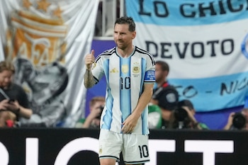 La identificación con ídolos como Lionel Messi explica parte de la intensidad emocional que despierta el fútbol entre los hinchas (AP Foto/Ed Zurga)