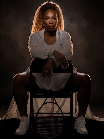 Serena Williams anuncia su regreso al tenis con un outfit íntegramente blanco, evocando la tradición de Wimbledon