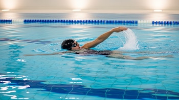 La ciencia lo confirma la natación es el mejor deporte para mejorar la capacidad física y reducir el dolor persistente en la espalda