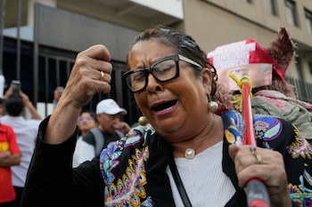 Nelly Marroquin, caracteriza a Consuelo Porras, durante el festejo por la salida de Porras del Ministerio Público este sábado, en Ciudad de Guatemala (Guatemala). Porras concluye su gestión tras ocho años al frente de la entidad divididos en dos períodos consecutivos entre 2018 y 2026 marcados por sanciones de Estados Unidos, Canadá y la Unión Europea. (EFE/ Danilo Ramírez)