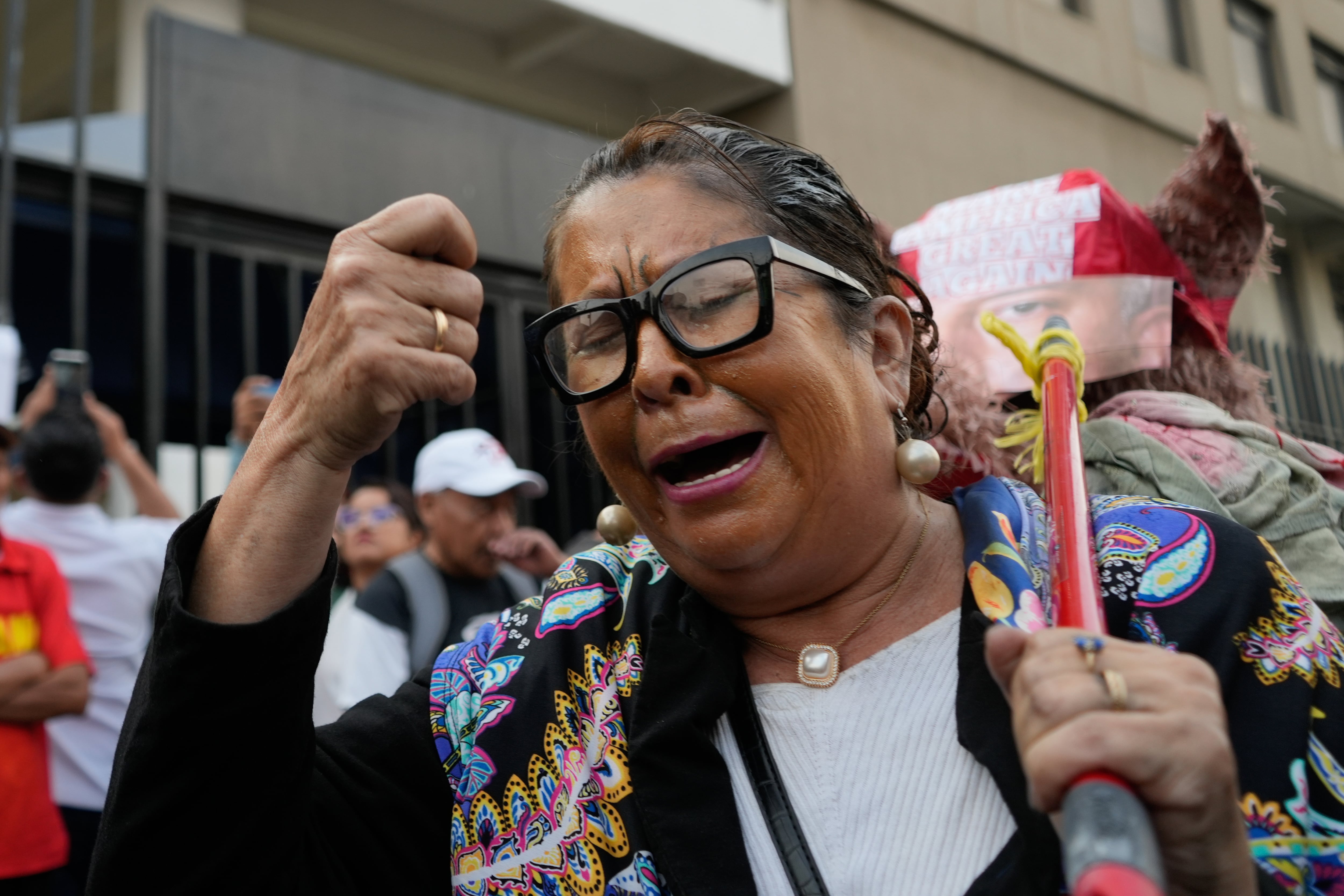 Nelly Marroquin, caracteriza a Consuelo Porras, durante el festejo por la salida de Porras del Ministerio Público este sábado, en Ciudad de Guatemala (Guatemala). Porras concluye su gestión tras ocho años al frente de la entidad divididos en dos períodos consecutivos entre 2018 y 2026 marcados por sanciones de Estados Unidos, Canadá y la Unión Europea. (EFE/ Danilo Ramírez)