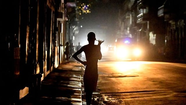 La gente está parada en la calle por la noche mientras Cuba sufre un apagón, en La Habana, Cuba (REUTERS/Norlys Pérez)