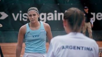 En el debut de Paola Suárez como capitana, Argentina superó con autoridad a Perú por la Billie Jean King Cup