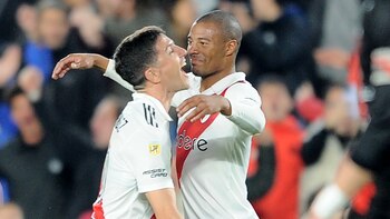 Nacho Fernández se abraza con