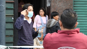 El hombre con barbijo tiene