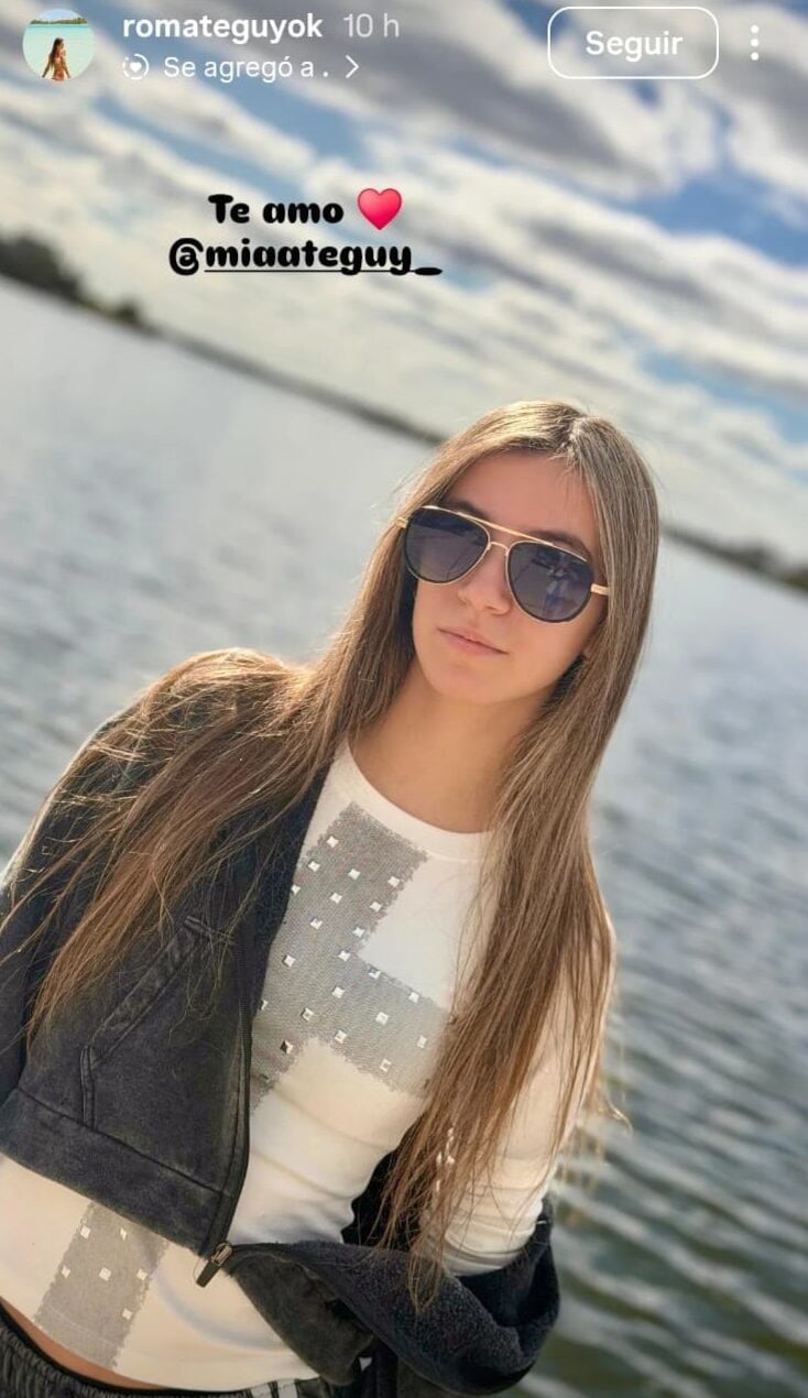 Mía, la hija de Romina Orthusteguy y Eduardo Carrera, posa para la cámara en una tierna foto compartida por su madre, revelando su carisma y estilo.
