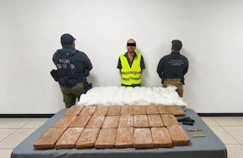 Elementos federales localizaron este martes alrededor de 57 kilos de droga ocultos en el doble fondo de una camioneta de transporte especial sobre la carretera federal 45. Crédito: Especial
