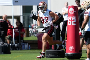 Nick Bosa entrena con el equipo en la búsqueda de un nuevo Super Bowl. (AP Foto/Jeff Chiu, Archivo)