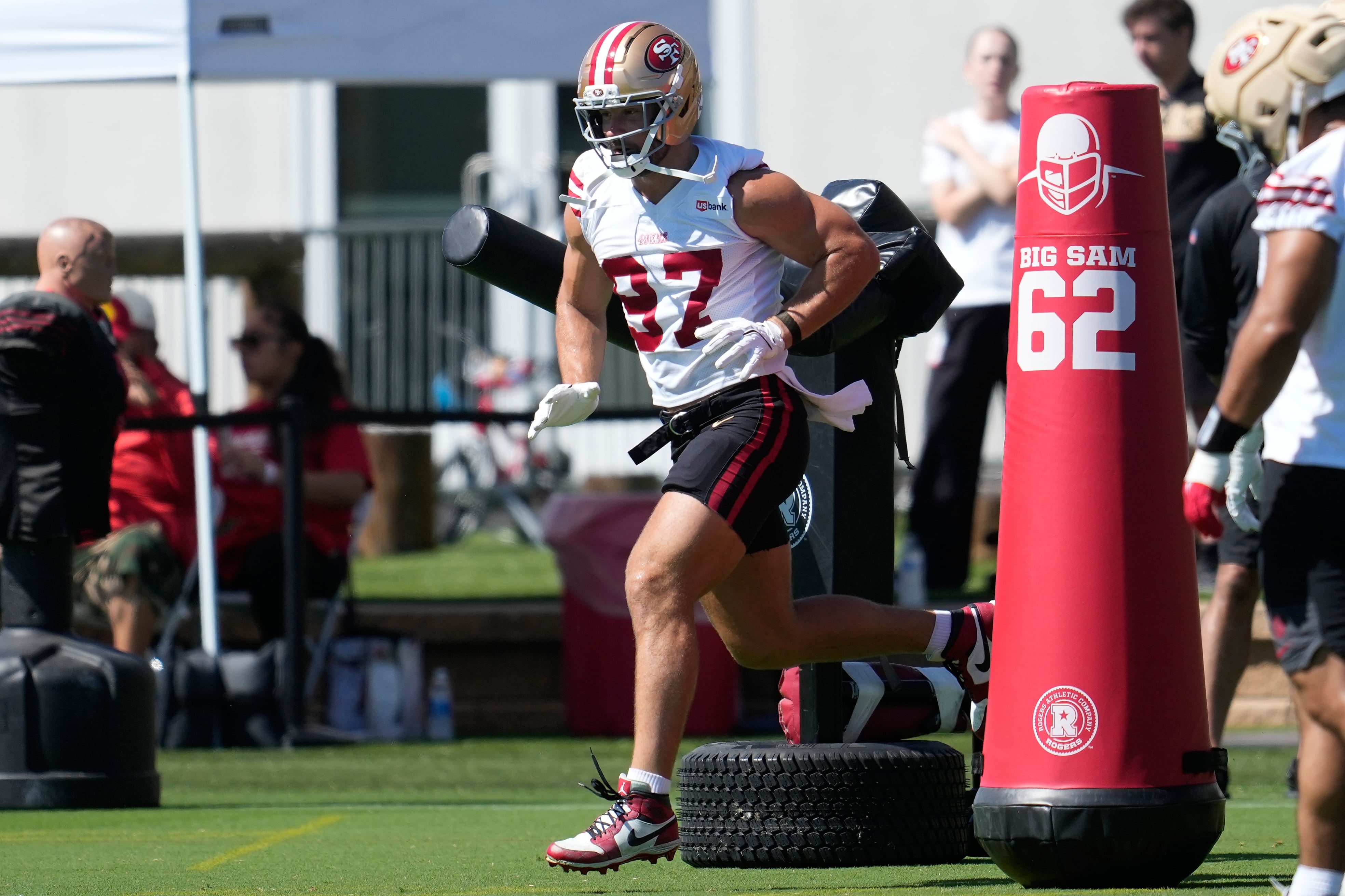 Nick Bosa entrena con el equipo en la búsqueda de un nuevo Super Bowl. (AP Foto/Jeff Chiu, Archivo)