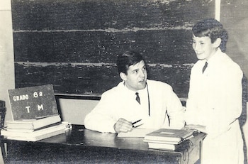 Una fotografía de los años como docente de Julio Ricardo en la escuela N°3 de Caballito mostró su rol como maestro de Nito Mestre