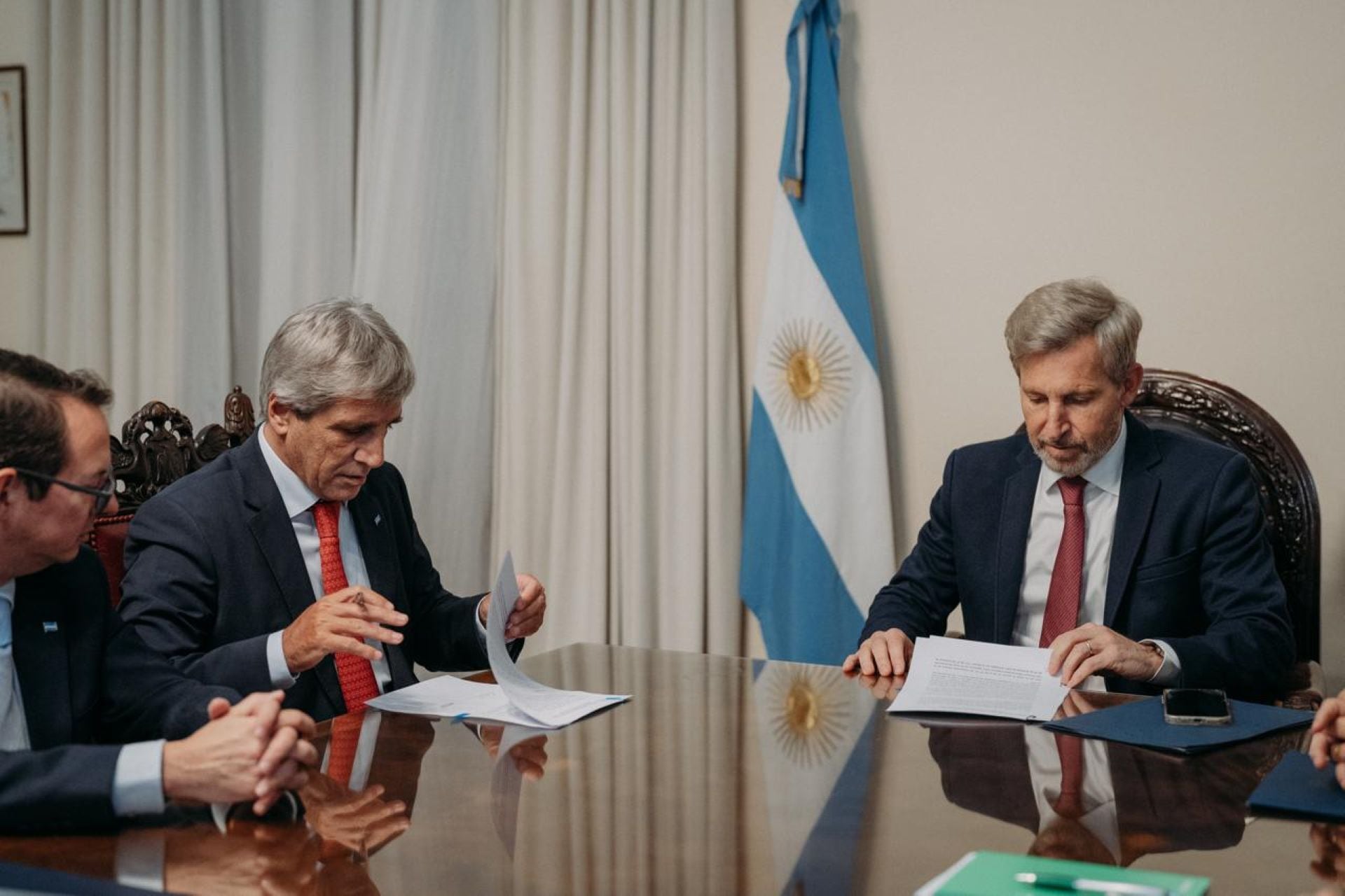 El ministro de Economía Luis Caputo junto al gobernador de Entre Ríos, Rogelio Frigerio (Infobae)