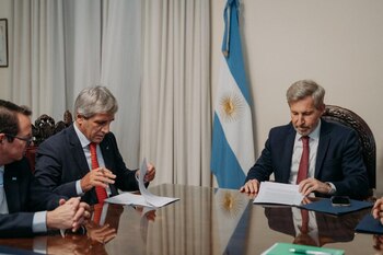 El ministro de Economía Luis Caputo junto al gobernador de Entre Ríos, Rogelio Frigerio