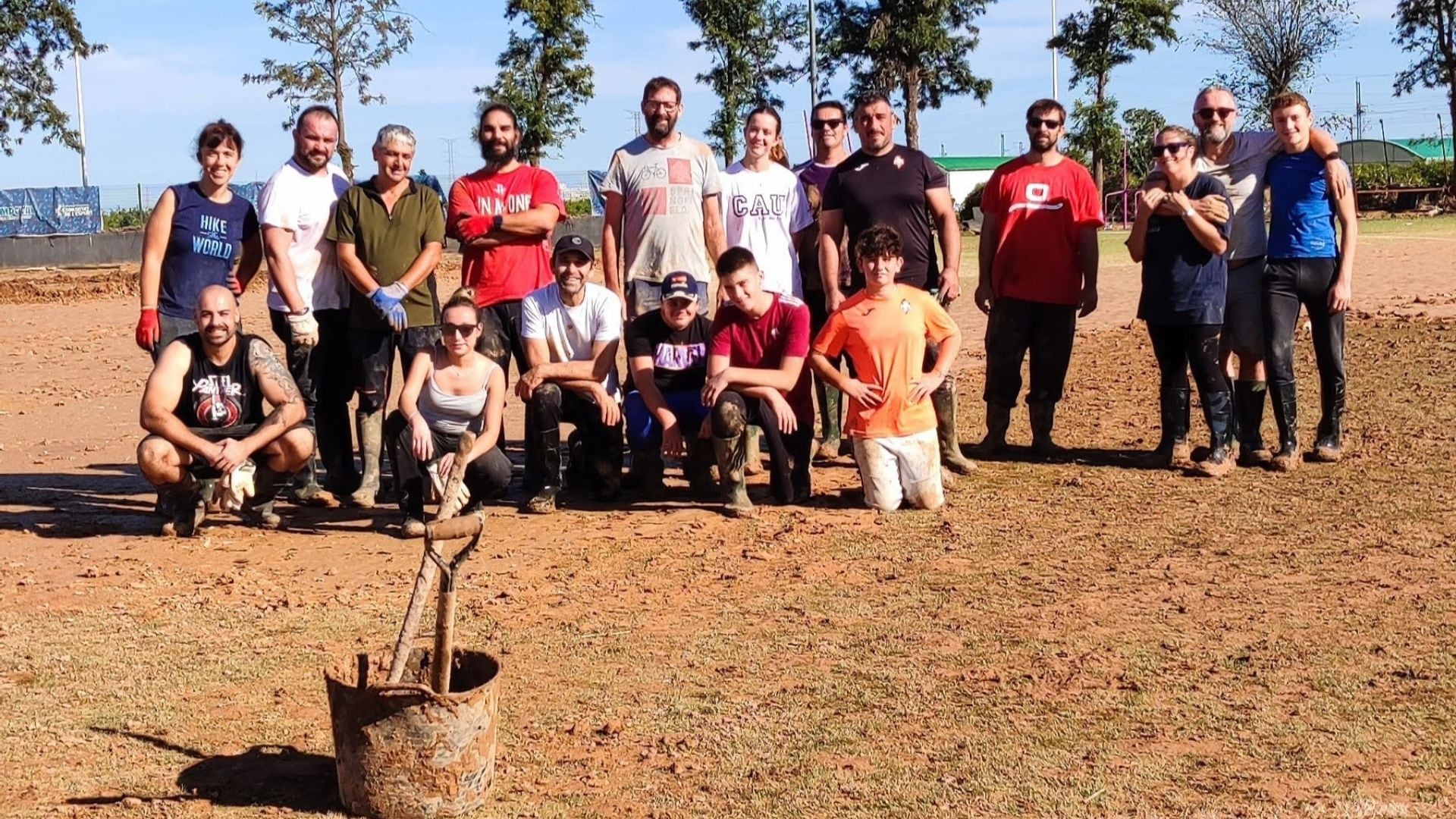 Jugadores y aficionados ayudan en las labores de limpieza del campo de rugby del Horta. (Cedida)