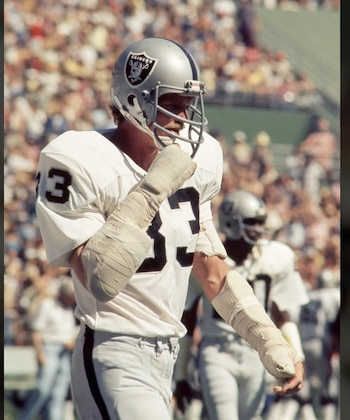 Ted Hendricks en acción con