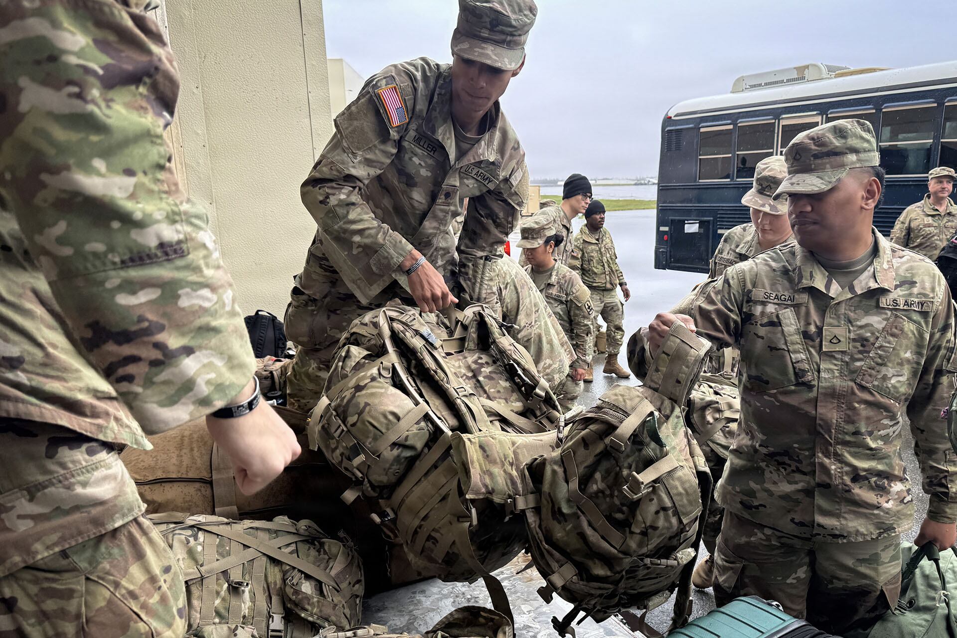 En esta foto proporcionada por la Guardia Nacional de Alaska, miembros de la Guardia Nacional se preparan para partir de la Base Conjunta Elmendorf-Richardson en Anchorage, Alaska, el lunes 13 de octubre de 2025, durante las operaciones de respuesta a la tormenta tras la llegada del tifón Halong. (Capitana Balinda O