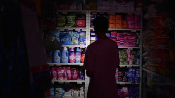 A oscuras y sin agua: los venezolanos sufren el colapso de los servicios públicos