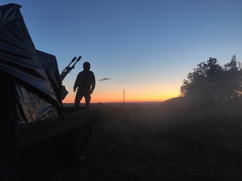Uno de los casos corresponde a un panameño de 35 años que viajó con la promesa de trabajar como ayudante de cocina y, según la denuncia, terminó recibiendo entrenamiento militar. EFE/ Rostyslav Averchuk