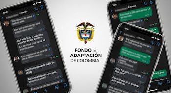 Montaje de teléfonos con pantallas mostrando chats de WhatsApp de tono oscuro con mensajes borrosos, y el logo del Fondo de Adaptación de Colombia al centro.