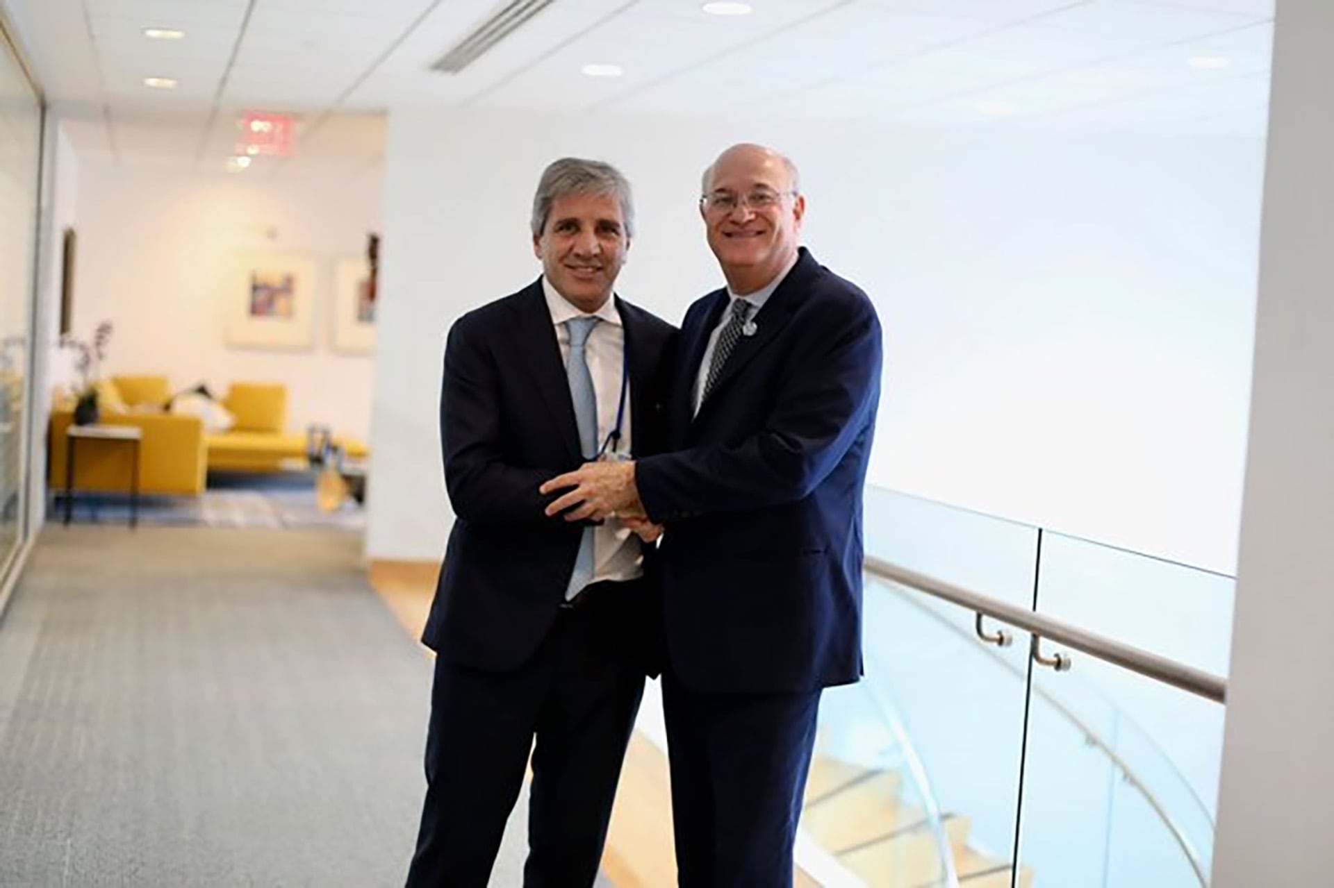 El ministro de Economía, Luis Caputo, se reunió con el presidente del BID Ilan Goldfajn, antes de regresar a Argentina.