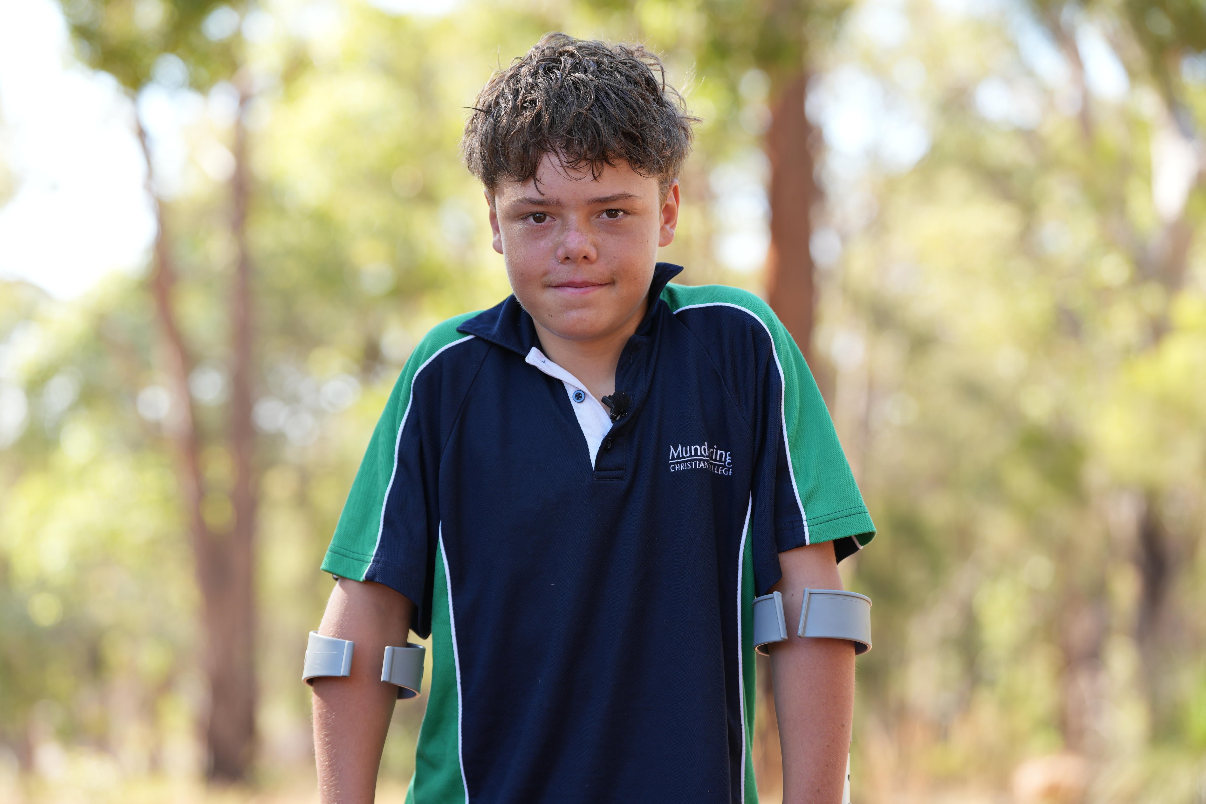 Austin Appelbee posa para una foto en Gidgegannup, Australia, el martes 3 de febrero de 2026. El niño de 13 años nadó durante cuatro horas para salvar a su familia perdida en el mar australiano. (Briana Shepherd/ABC via AP)