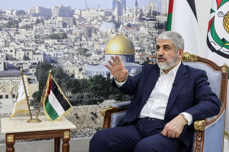 Imagen de archivo: El ex jefe de Hamas Khaled Meshaal habla durante una entrevista con Reuters en Doha, Qatar, el 5 de octubre de 2024 (REUTERS/Ibraheem Abu Mustafa)