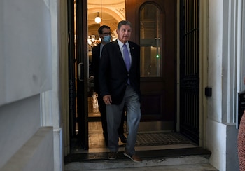 Joe Manchin, uno de los dos senadores demócratas que se opone a invertir 3,5 billones en la reforma social impulsada por Joe Biden (REUTERS/Leah Millis)