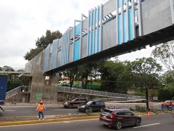 El puente forma parte de un proyecto de movilidad inclusiva implementado en la capital. (FOTO: EL HERALDO)