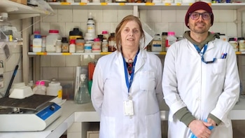 Mónica Vermeulen, líder del trabajo y jefa de laboratorio, con el primer autor del estudio, Ramiro Vázquez, en el Instituto de Medicina Experimental (IMEX, CONICET-Academia Nacional de Medicina).