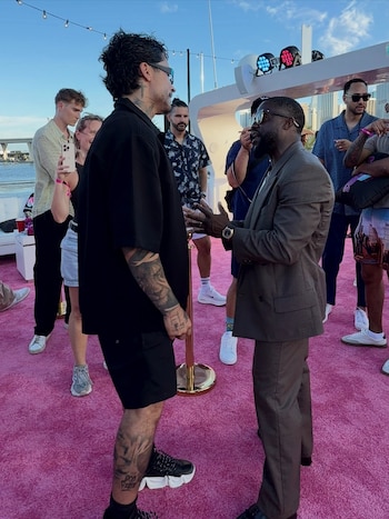 Reykon también asistió a premieres de Netflix en 2026, como 'Office Romance' y '72 Hours', coincidiendo en esta última con el actor Kevin Hart - crédito cortesía Reykon