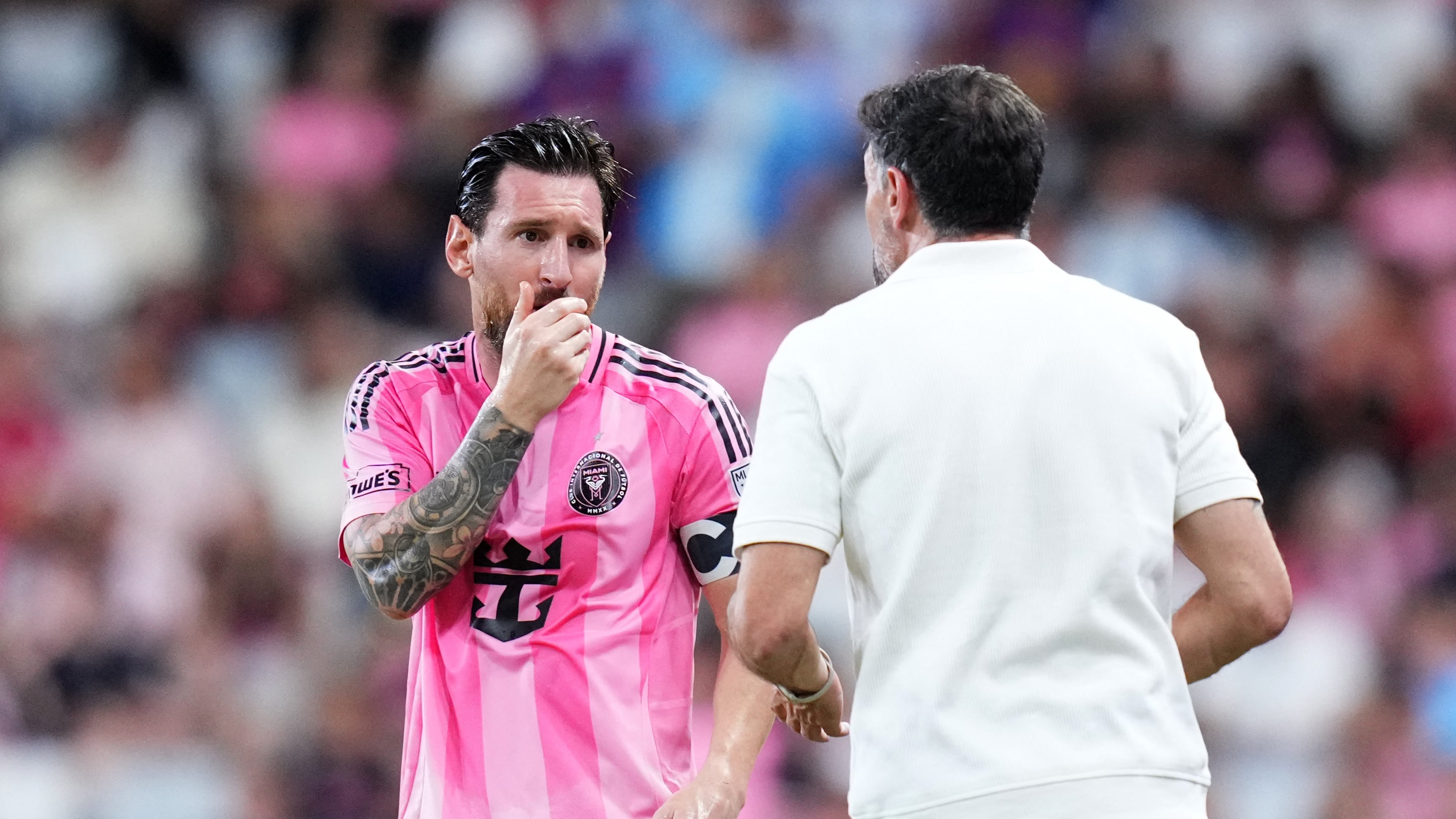 El Kily González le da indicaciones de Messi (Rich Storry / GETTY IMAGES NORTH AMERICA / Getty Images via AFP)