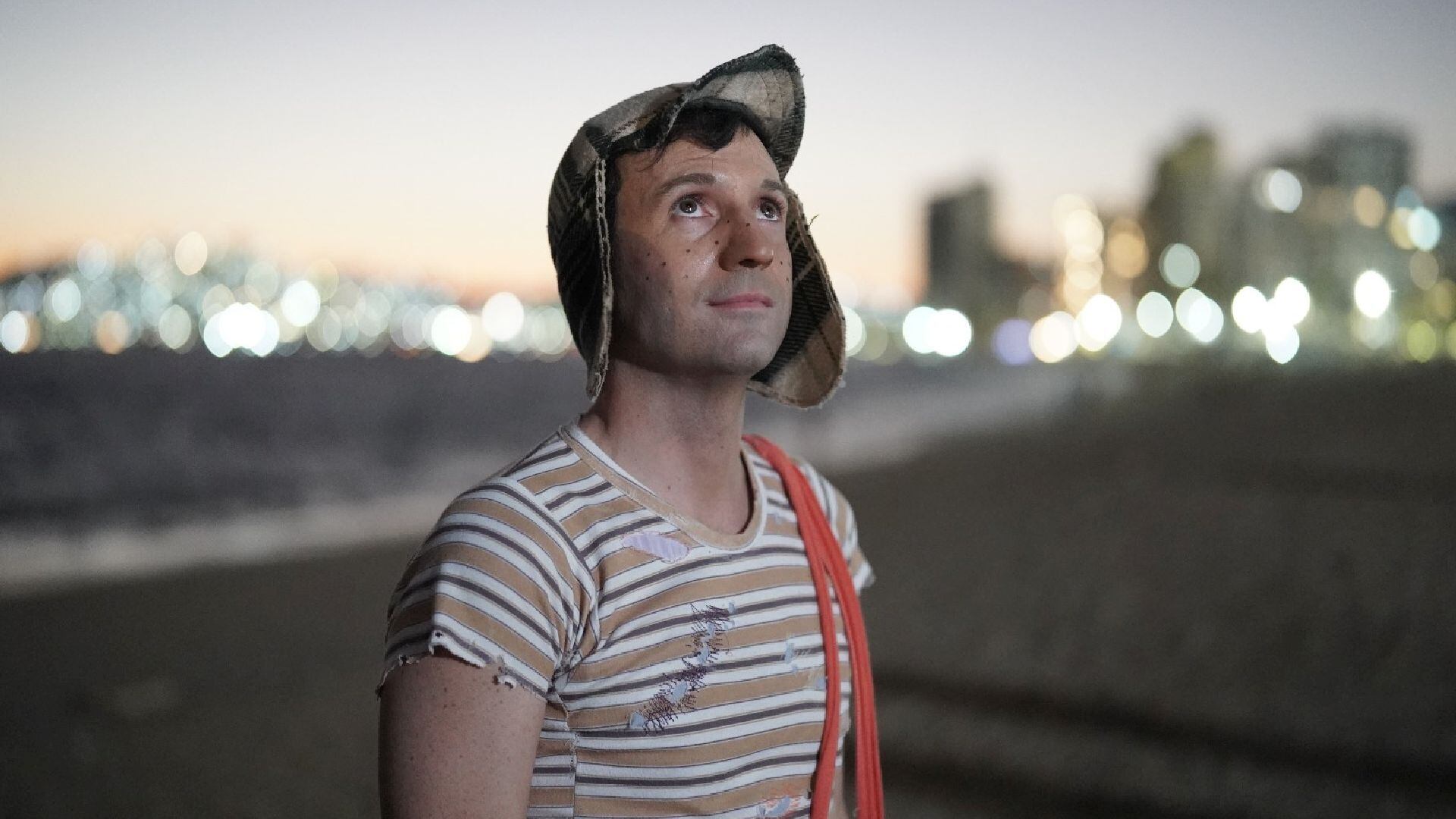 La serie revela los secretos y luchas del hombre que, con humor y sencillez, marcó generaciones. Gómez Bolaños es retratado como artista sensible y creador incansable que jamás buscó la fama. (HBO)
