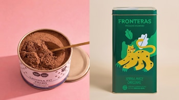 Una lata redonda de cacao en polvo con una cuchara a la izquierda y una lata verde de yerba mate con la ilustración de un felino a la derecha.