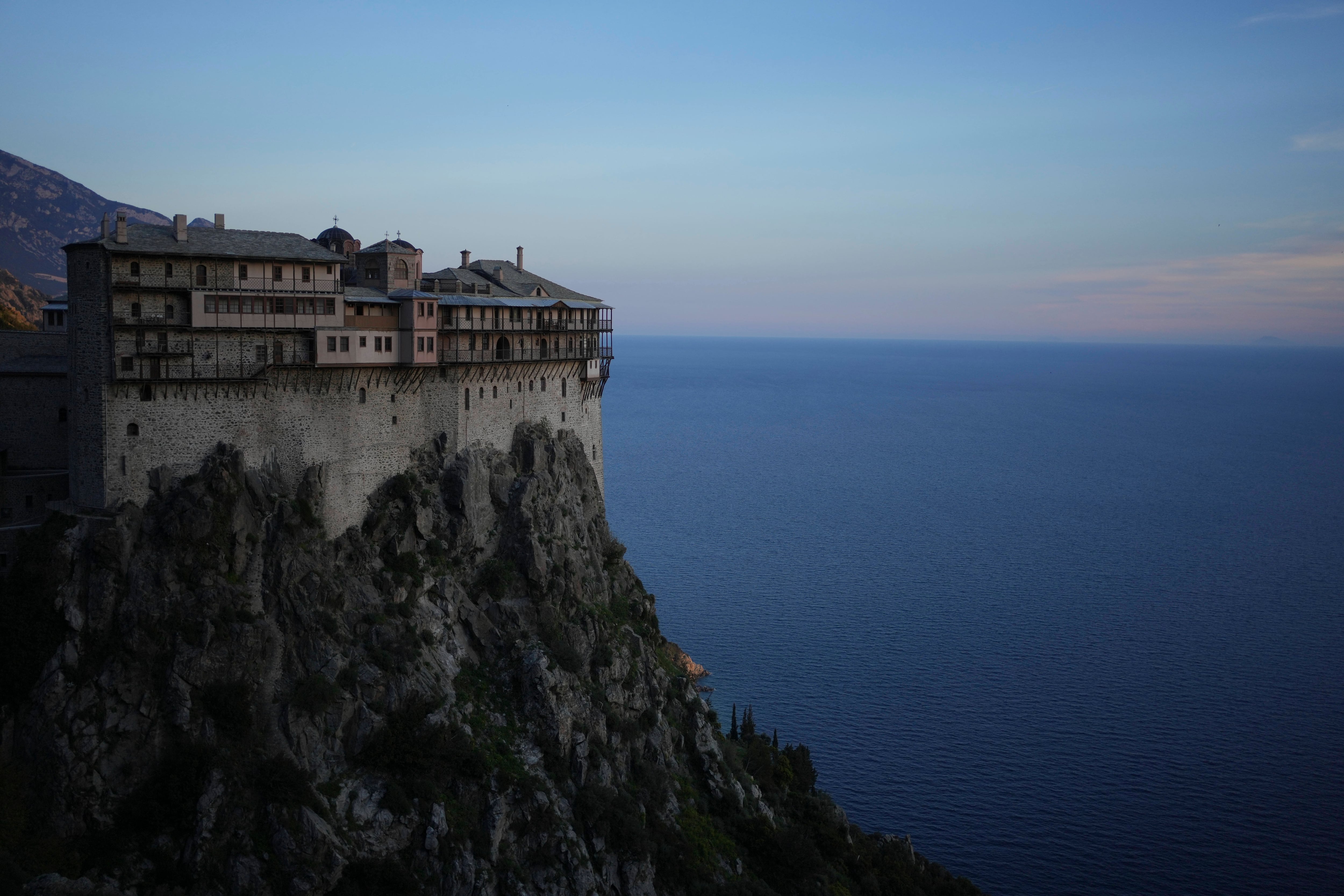 Las normas para visitantes del Monte Athos exigen respeto, silencio, vestimenta sobria y prohíben la entrada a mujeres (AP Foto/Thanassis Stavrakis)