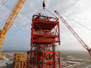 El reactor instalado será clave para la siguiente etapa de producción de acero en el Centro Industrial Ternium. Convoy de 170 tráileres transporta los componentes de la grúa desde su punto de origen hasta Pesquería, Nuevo León. Coordinación entre autoridades aeroportuarias y Ternium permite ejecutar la maniobra sin afectar rutas aéreas.