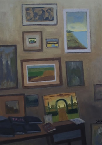 Pintura al óleo de una pared beige con diez cuadros enmarcados de diversos tamaños y paisajes, y un escritorio oscuro con libros y carpetas