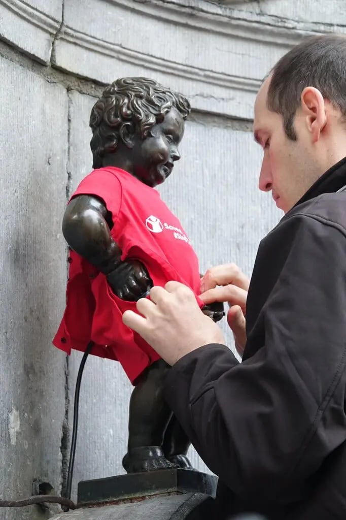 Nicolas Edelman ha sido el vestuarista oficial del Manneken Pis durante los últimos 12 años. Solo el año pasado, el niño que orina tuvo 213 cambios de vestuario (Crédito: Nicolas Edelman)