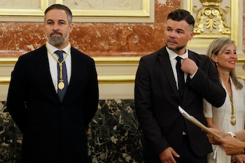 Santiago Abascal y Gabriel Rufián aguardan al papa en el Congreso. (EFE/Ballesteros)