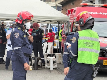 Se necesitaron varias máquinas de bomberos y unidades de policía para atender el incendio - crédito Benemérito cuerpo de bomberos voluntarios de Cali / Facebook
