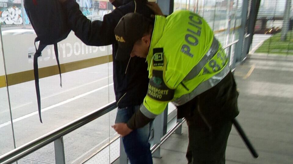 Policía de Colombia requisa a ciudadano en Transmilenio - crédito @Transmilenio