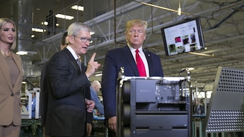 Trump viaja a China escoltado por Elon Musk, Tim Cook y otros 14 ejecutivos, pero sin el CEO de Nvidia