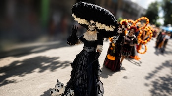 Catrinas en el Centro Histórico de Guatemala: 70 participantes, flores, encajes y una tradición mexicana que cruzó fronteras