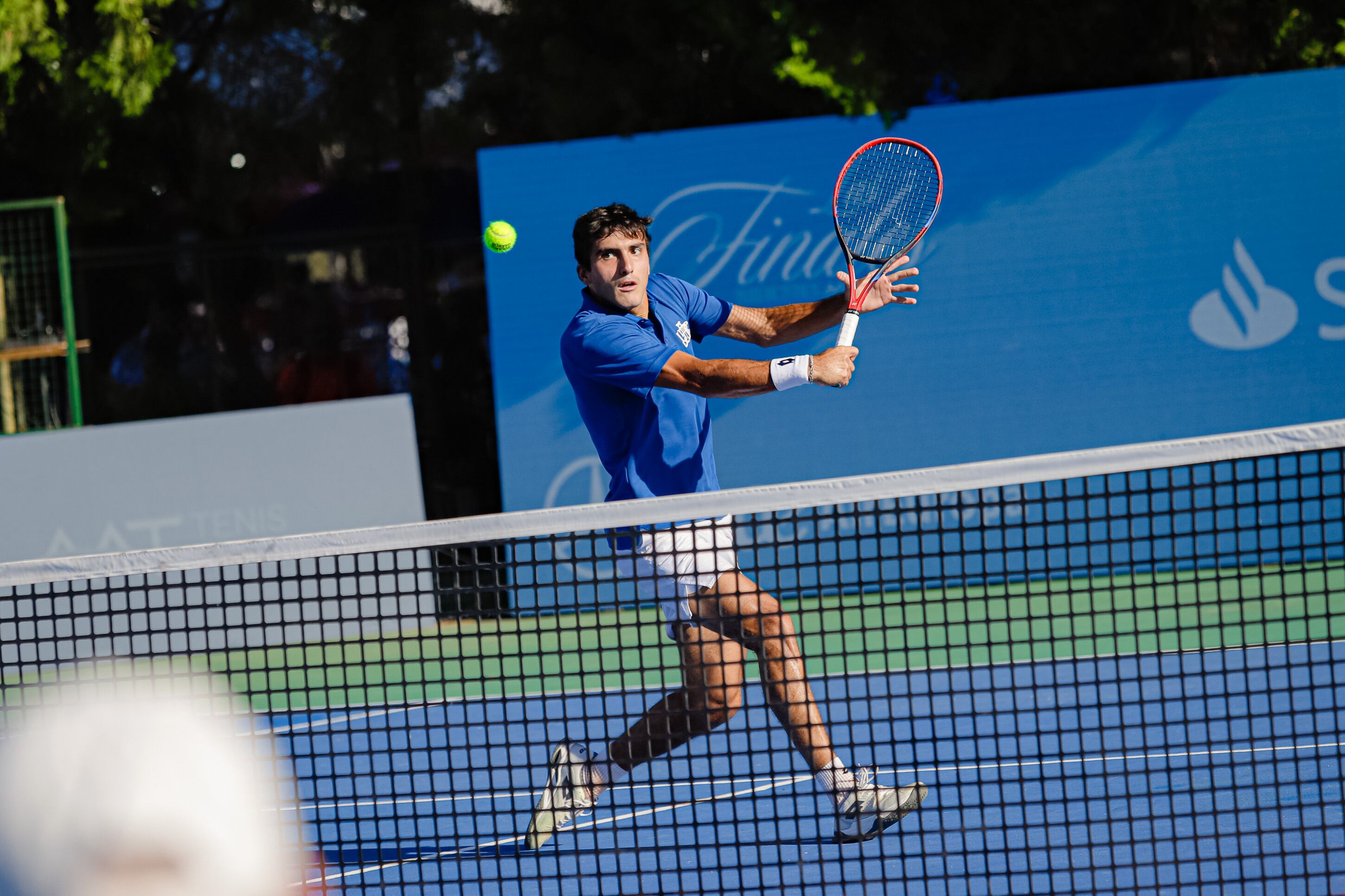 Román Burruchaga intenta una volea durante Las Finales del Interclubes (Fuente: Prensa AAT)