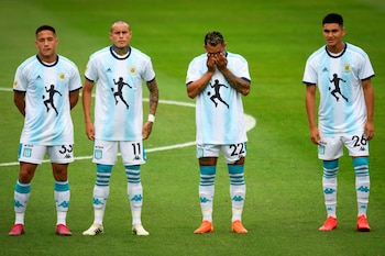 Jugadores de Racing rinden homenaje a Diego Armando Maradona hoy, en un partido entre Racing Club y Uni�n como parte de la Copa Diego Maradona 2020, en el estadio Presidente Per�n en Avellaneda (Argentina). EFE/ Rodrigo Valle