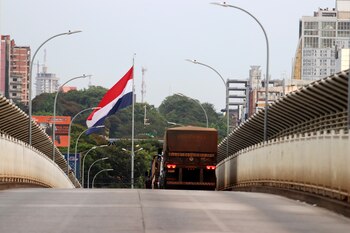 El Puente de la Amistad que conecta Ciudad del Este en Paraguay con Foz do Iguacu en Brasil aparece en la foto después del cierre de la frontera debido al brote de la enfermedad coronavirus (COVID-19) en Foz do Iguacu, Brasil, el 18 de marzo de 2020. REUTERS