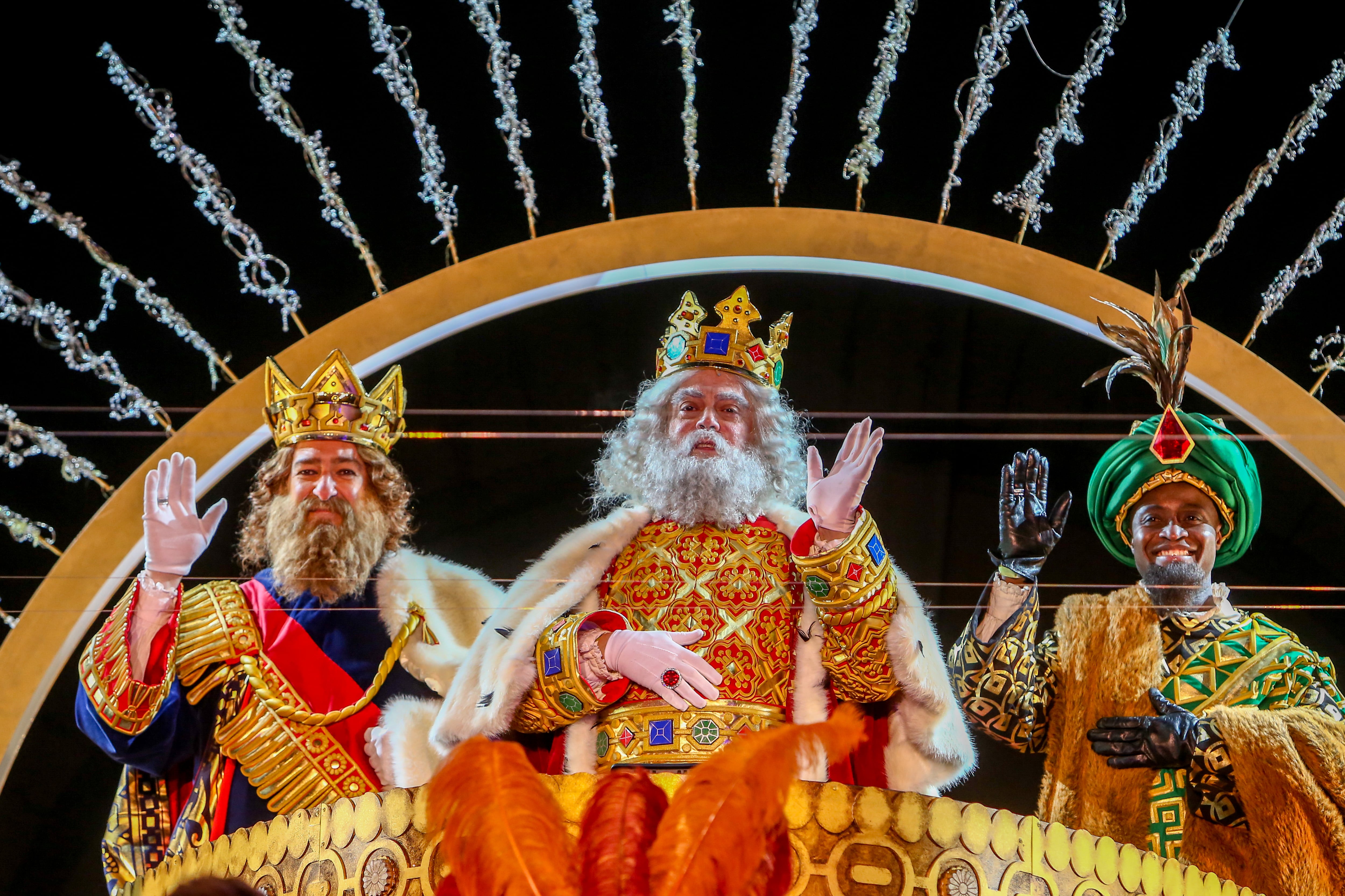 Los Reyes Magos saludan a su llegada al Centro Conde Duque, en Madrid (España), a 5 de enero de 2021. (Ricardo Rubio - Europa Press)