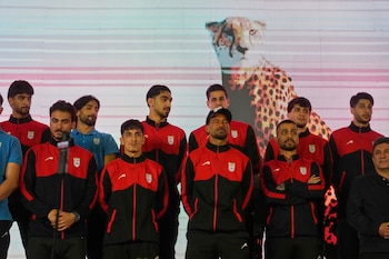 Jugadores de la selección de Irán saludan a la afición durante un evento organizado para el gobierno antes de que el equipo se dirija a su campamento y juegos de preparación en Turquía antes de la Copa Mundial el miércoles 13 de mayo del 2026. (AP Foto/Vahid Salemi)